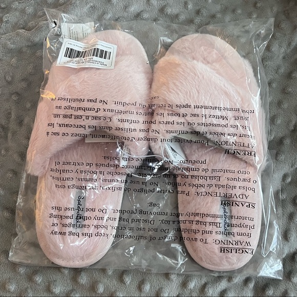 NWTs pink fuzzy slippers - Picture 2 of 3
